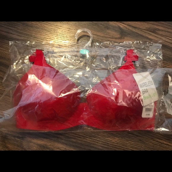 Uniqlo Red Wireless Beauty Light Bra Nwt